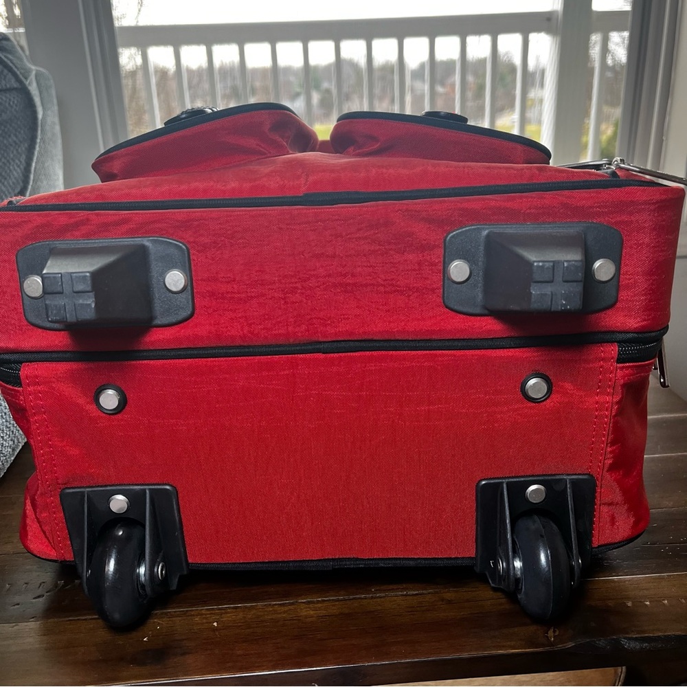 Baggallini NWT Daytripper Rolling Tote Carry-On Red Lightweight Nylon Suitcase - Picture 4 of 16